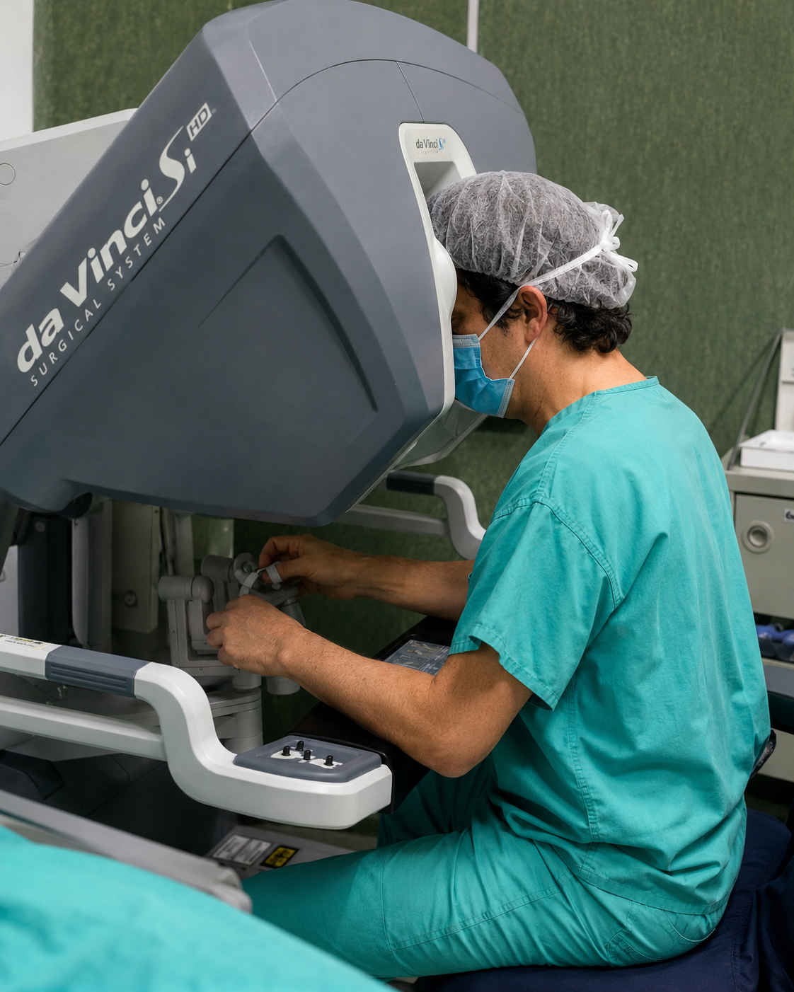 Dr. Sebastián Orellana operando en la consola Da Vinci