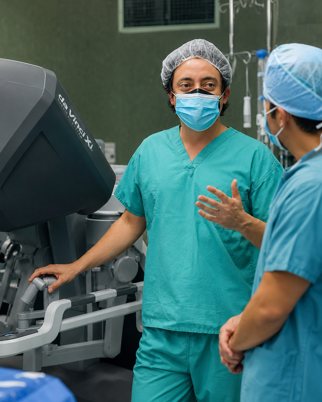 Dr. Sebastián Orellana junto al sistema Da Vinci en pabellón